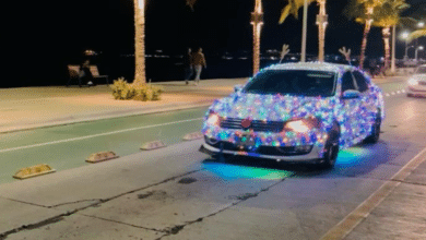 VIDEO: Auto navideño ilumina las calles de La Paz y roba las miradas