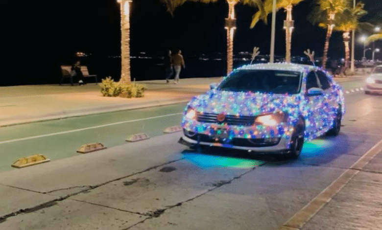 VIDEO: Auto navideño ilumina las calles de La Paz y roba las miradas