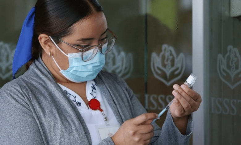 ISSSTE Los Cabos refuerza vacunación contra enfermedades respiratorias en invierno