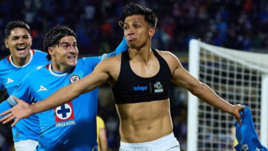 Jugador de futbol de Cruz Azul Fc celebrando gol