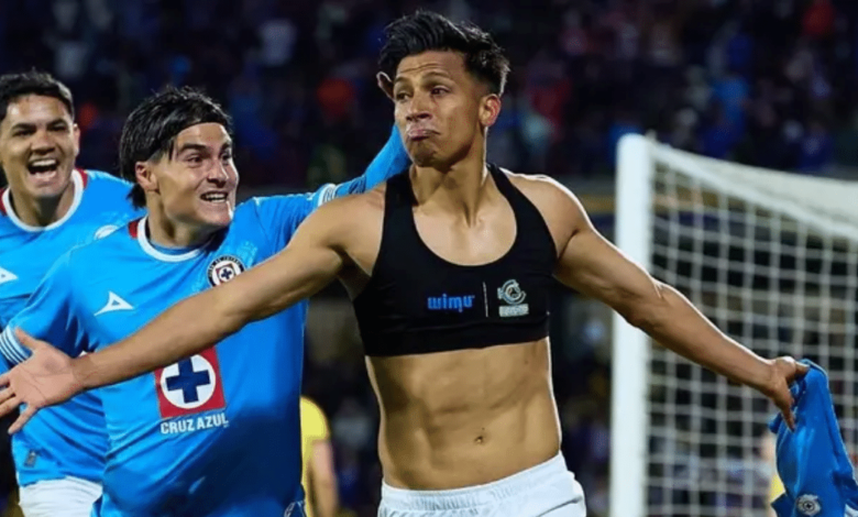 Jugador de futbol de Cruz Azul Fc celebrando gol