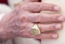 El poder en un dedo el simbolismo y misterio detrás de los anillos papales
