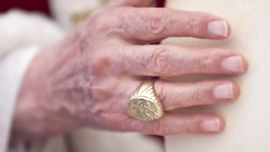 El poder en un dedo el simbolismo y misterio detrás de los anillos papales