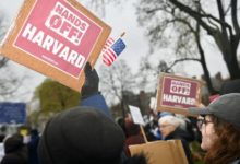 Estudiantes, padres de familia y la comunidad en general esta en una flamante batalla contra el gobierno republicano por Harvard (Foto por Expansión)