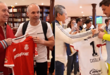 Iker Casillas y Andrés Iniesta recibiendo camisa del Toluca